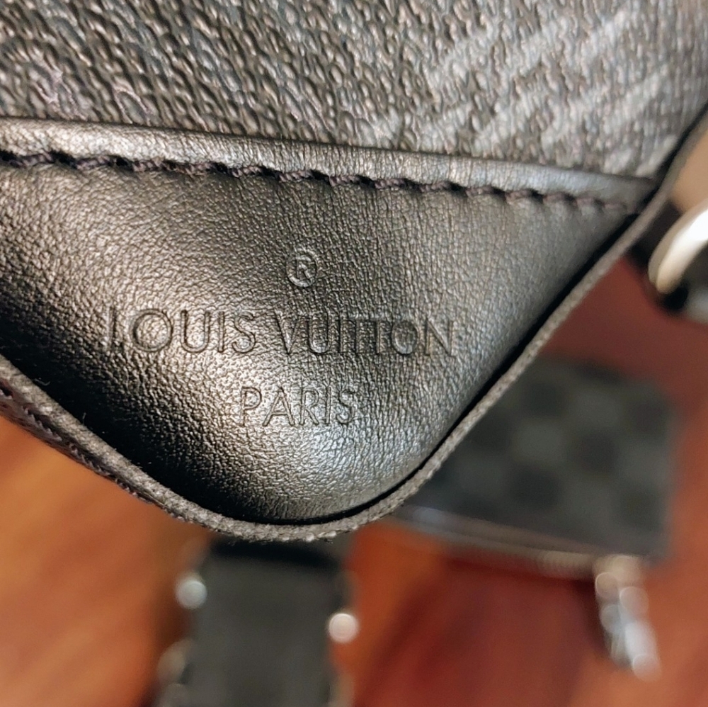 Louis Vuitton Men's Black Damier Graphite Canvas Crossbody Bag - Picture 16 of 16